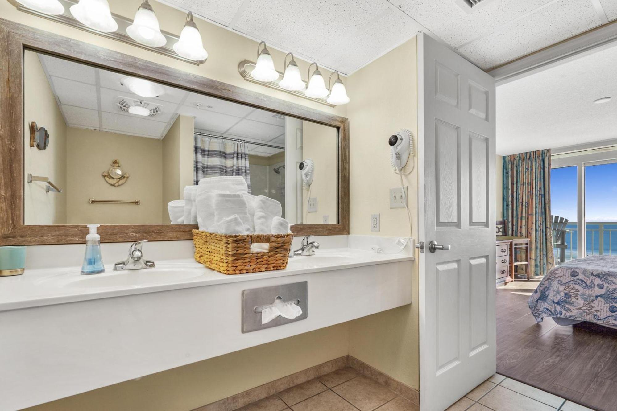 Ferienhaus 2501 S Ocean Blvd, 0211 - Ocean Front Sleeps 8 *